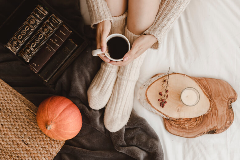 🍂 Pohodlí, které voní podzimem: Jak si doma vytvořit útulné místo pro dlouhé večery