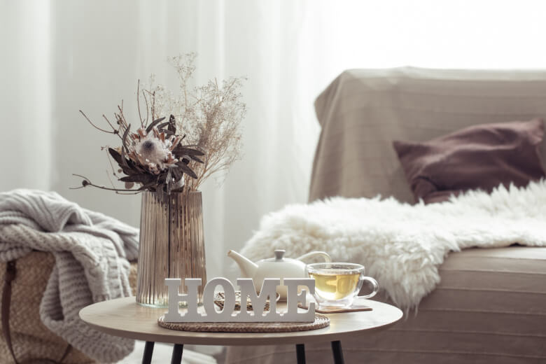 Podzimní úklid obýváku: Jak připravit domov na sezónu pohody